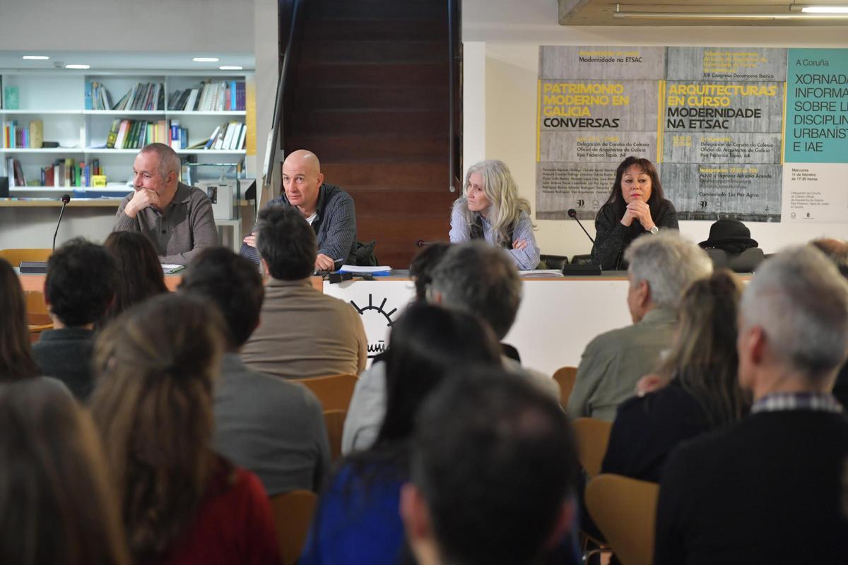 Técnicos municipales en el encuentro en la delegación coruñesa del Colexio de Arquitectos, este miércoles.