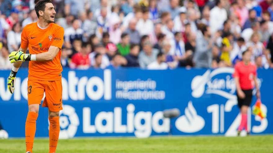 Mariño da instrucciones a sus compañeros durante el partido ante el Zaragoza.