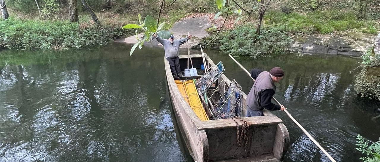 Antonio Caldelas Vidal saluda desde el bote que usan en el Ulla los titulares de las pesqueiras.