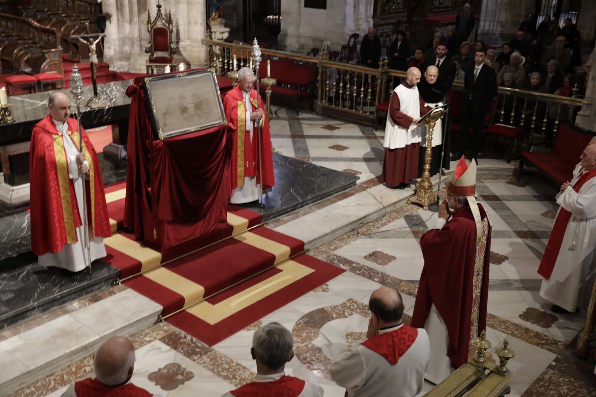 El fervor por el Santo Sudario deja pequeña la Catedral en la misa mateína

