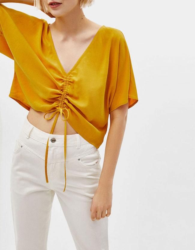 Blusa mostaza drapeada, de Bershka