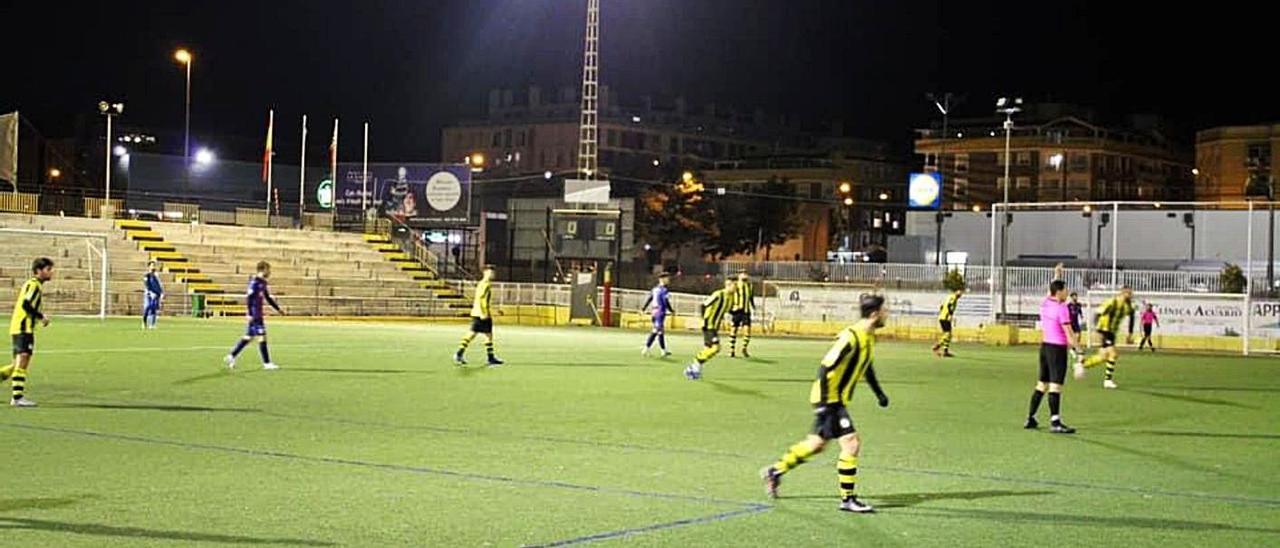 Jugadores del Paterna y el Alzira durante el partido en el Gerardo Salvador. | PATERNA CF