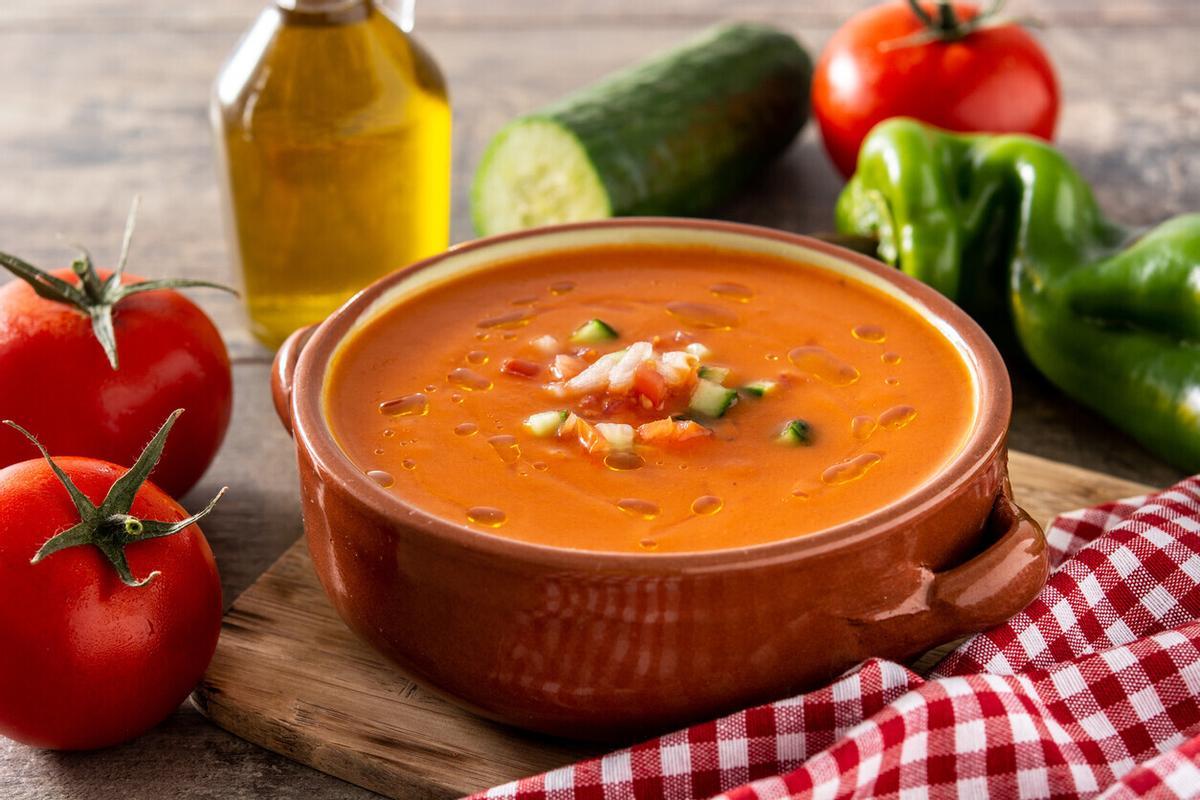 El tomate es imprescindible para elaborar un exquisito gazpacho andaluz.