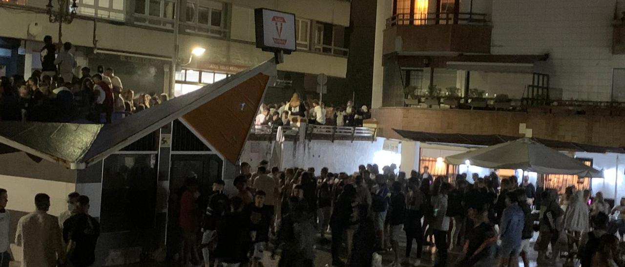 Multitudinario botellón en el Carnaval de Luanco