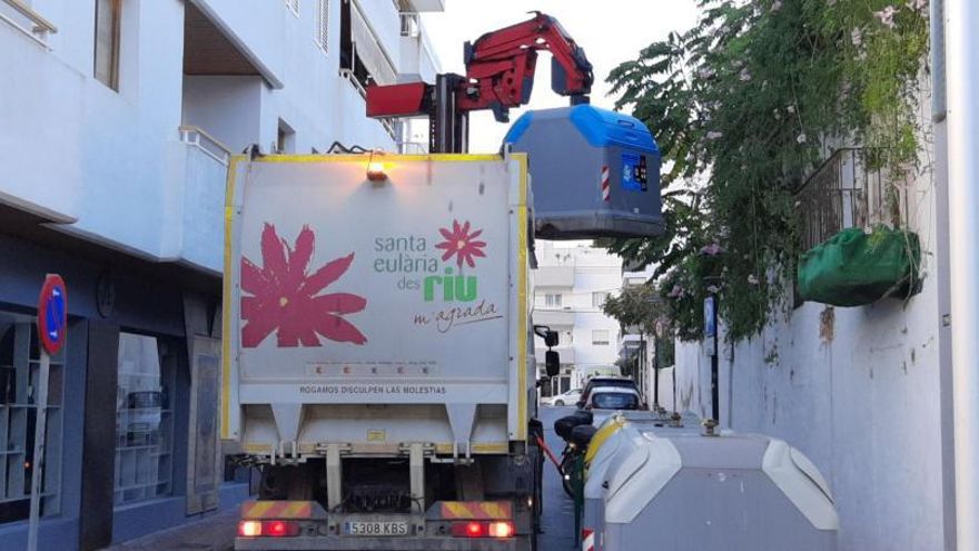 Camión de basura en Santa Eulària. | AYUNTAMIENTO DE SANTA EULÀRIA