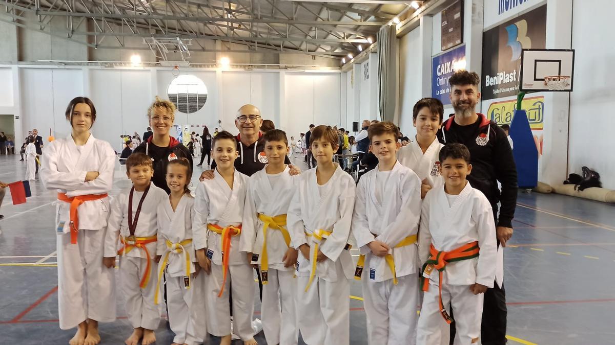 Los competidores del Tora Kai Gandia con los técnicos Joan F. Vidal, Moisés Faus y Cristina Moratal.