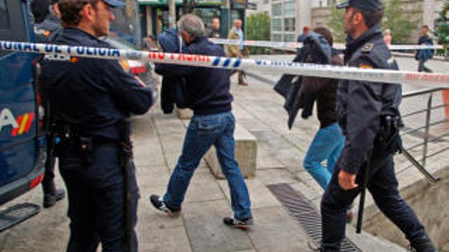 Agentes durante una redada en Vigo en 2014//Marta G. Brea