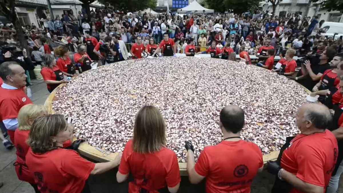 O Carballiño mantiene su récord con la tapa de pulpo más grande del mundo