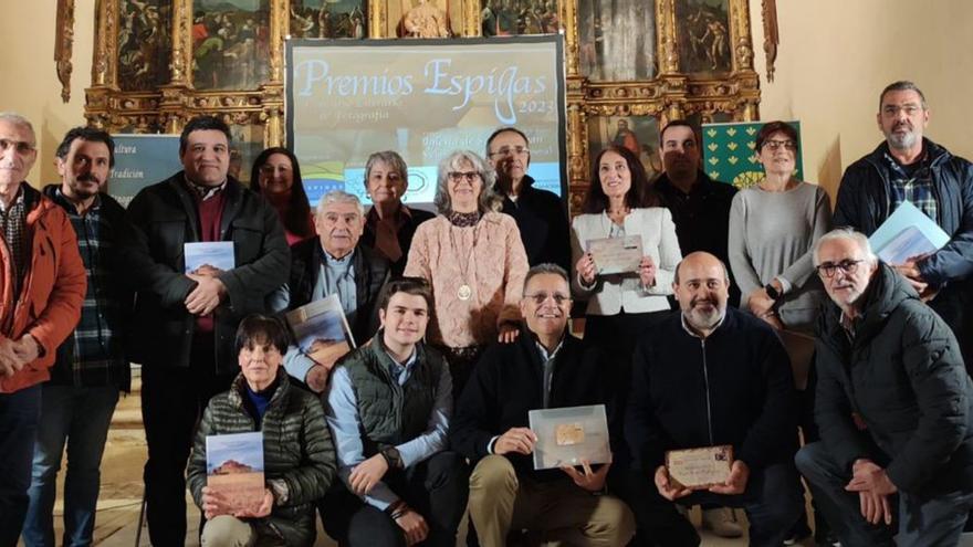 Fotografía de familia de premiados, autoridades y organizadores. | Cedida