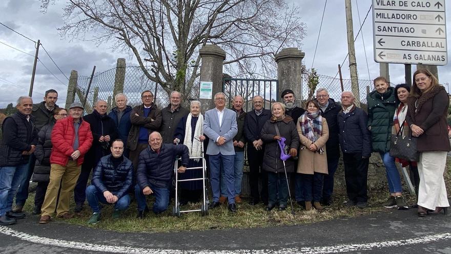 Participantes en el acto de recepción de la finca O Hortalexo, con Esther Otero, undécima por la izquierda