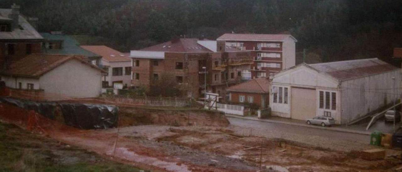 Solar en La Matiella donde posteriormente se habilitarían viviendas en altura frente a una nave municipal.