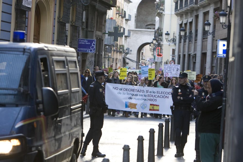 Manifestación en València contra el plurilingüismo