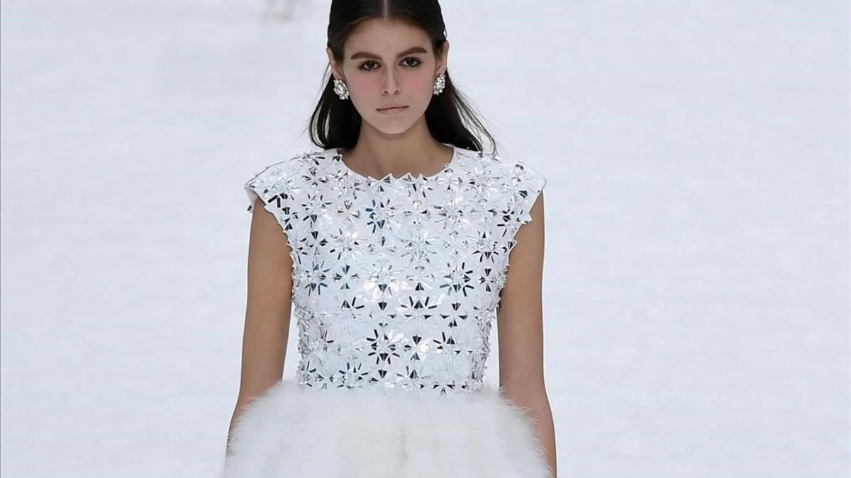 zentauroepp47231645 us model kaia gerber presents a creation by chanel during th190313122629
