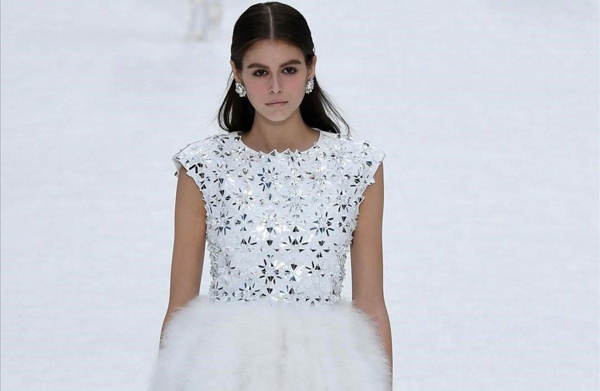 zentauroepp47231645 us model kaia gerber presents a creation by chanel during th190313122629