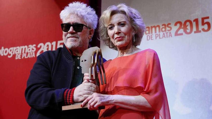 La actriz Marisa Paredes junto al director Pedro Almodóvar.