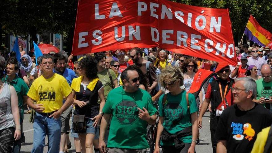Varios manifestantes en la &quot;marcha de la dignidad&quot; celebrada en Oviedo el año pasado.