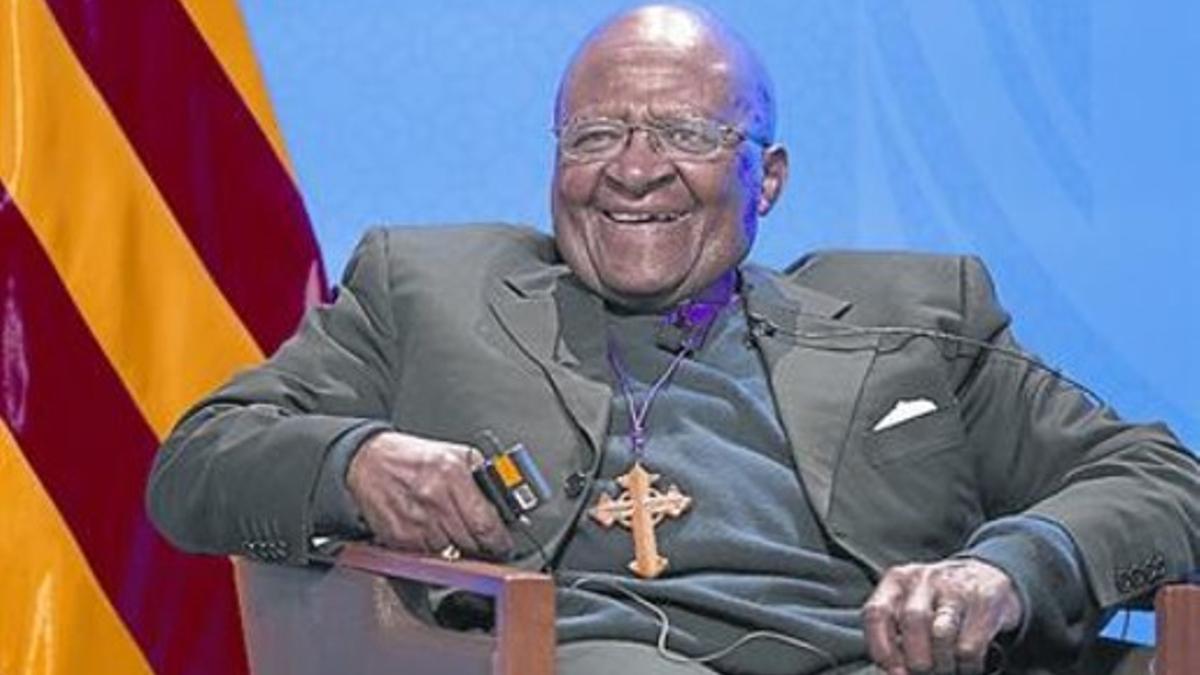 El Nobel de la Paz Desmond Tutu es uno de los firmantes.