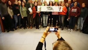 Fotografía de grupo de los representantes de la plataforma Som escola, de la que forman parte todas las asociaciones de familias de alumnos de Catalunya.