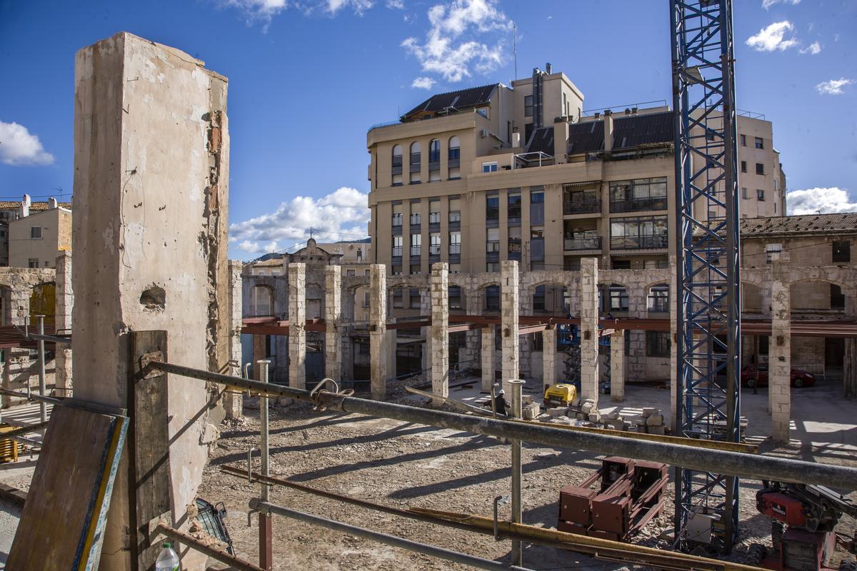 Uno de los edificios en proceso de construcción, respetando elementos originales.