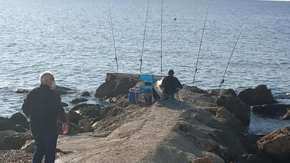 Pescadores en uno de los espigones del litoral alicantino