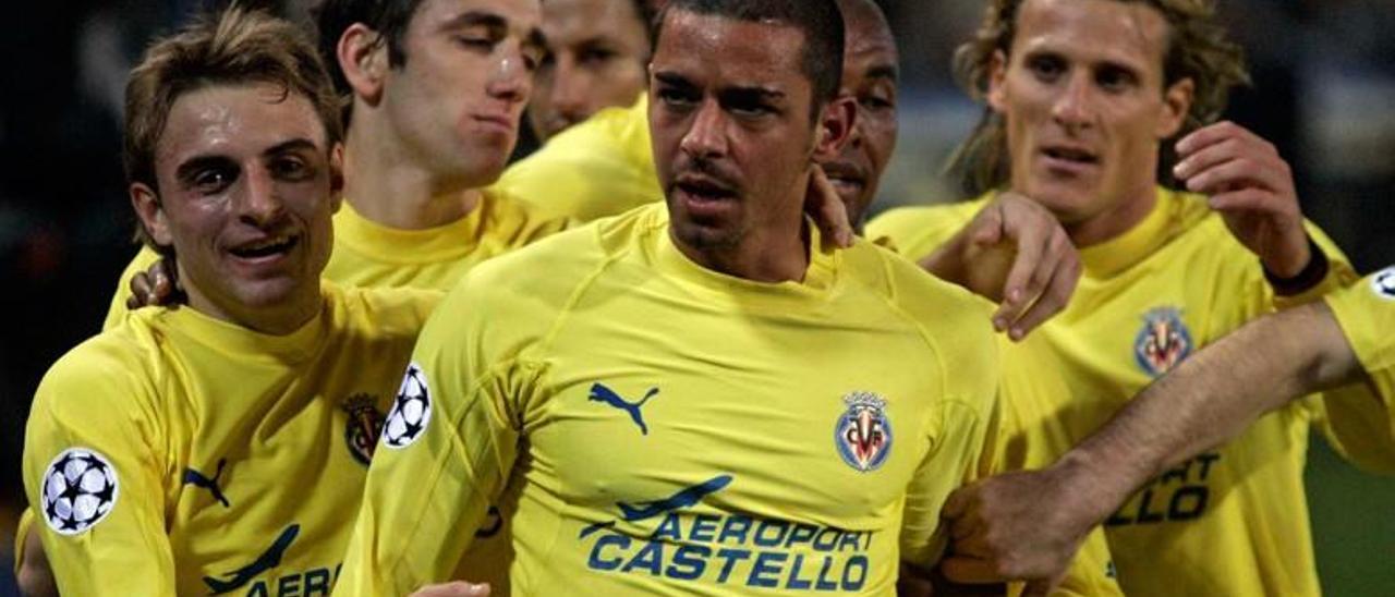 Guayre celebra su tanto con el Villarreal en Liga de Campeones ante el Lille, en diciembre del 2005.