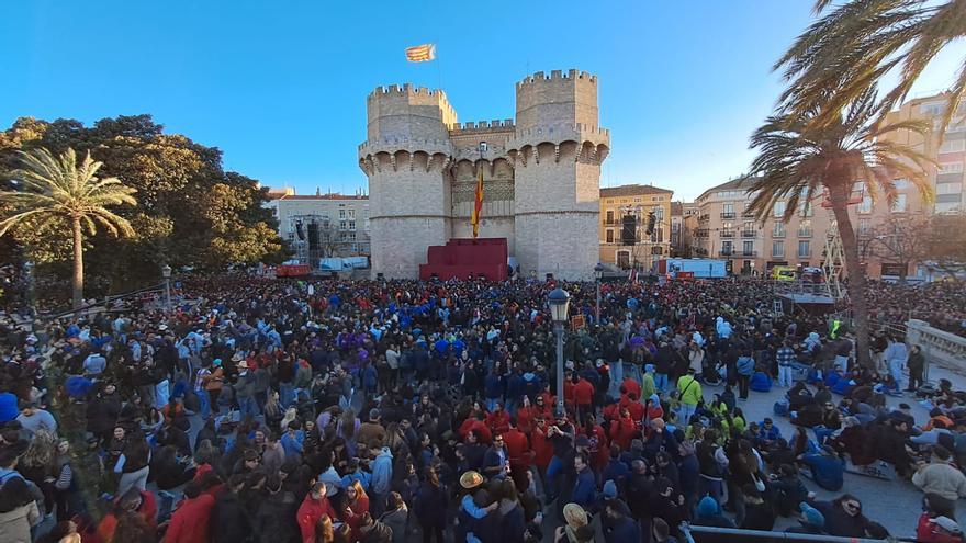 Espera festiva: Lleno en las Torres de Serranos dos horas antes de la Crida