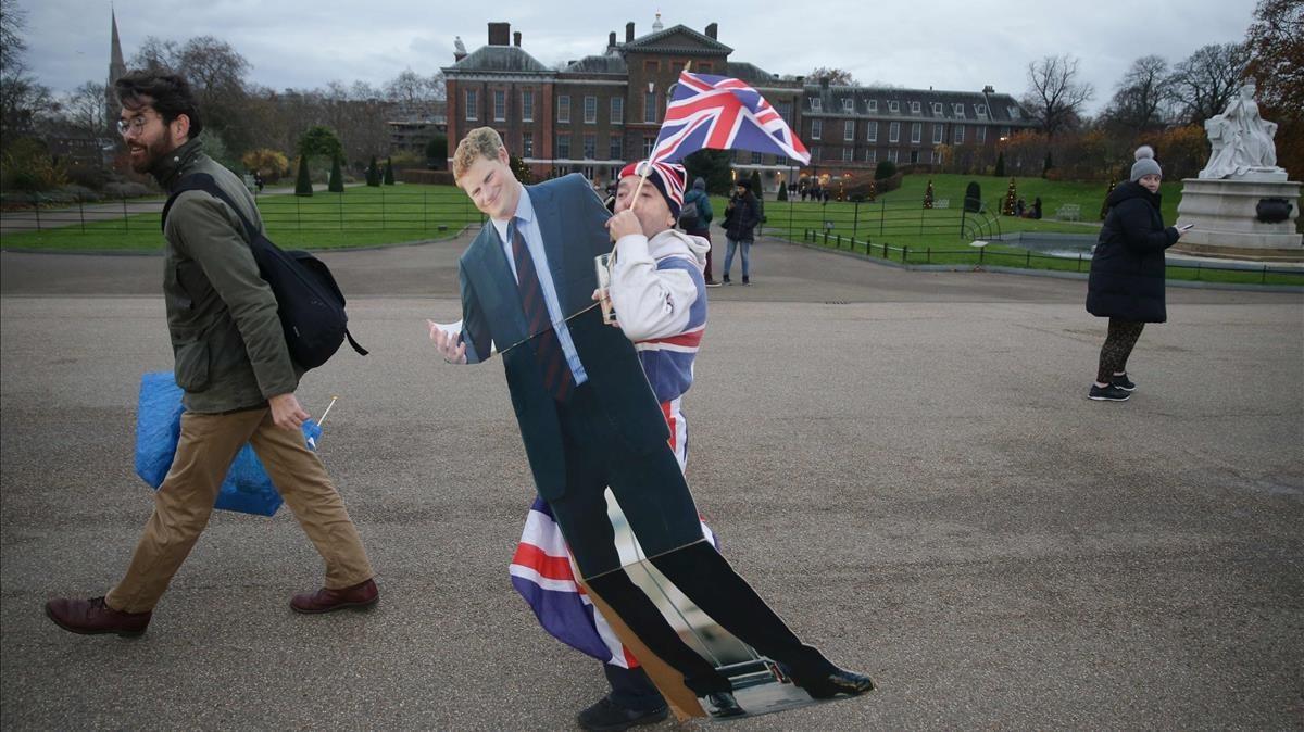 lmmarco41103042 royal fan john loughry carries a cardboard cut out of britai171127165659