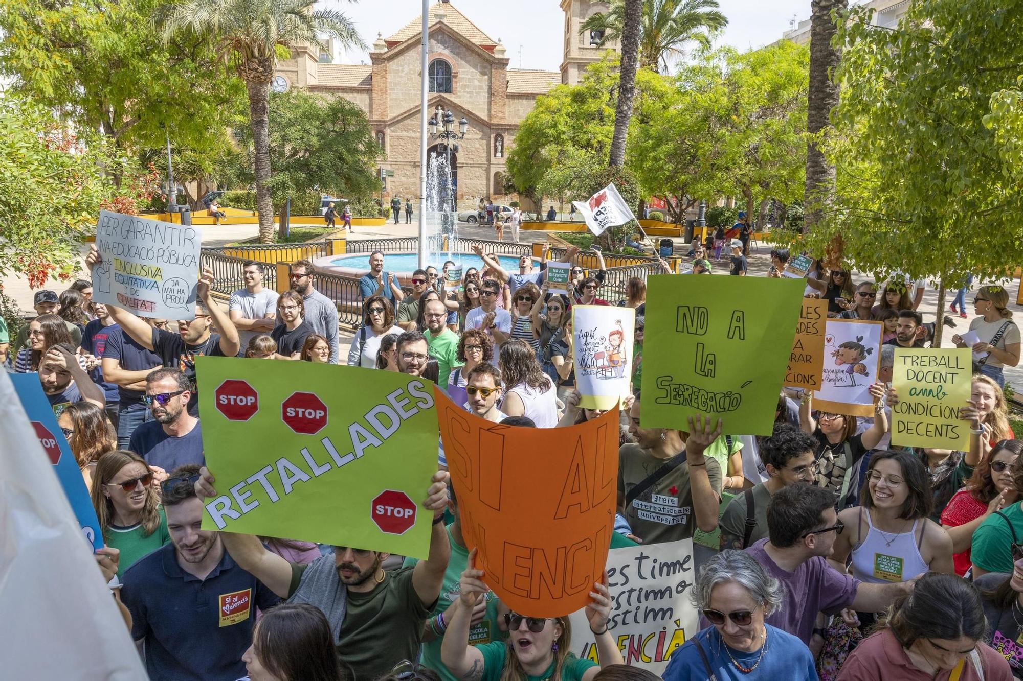 TORREVIEJA I Protesta de la jornada de huelga de los docentes contra los recortes en Educación