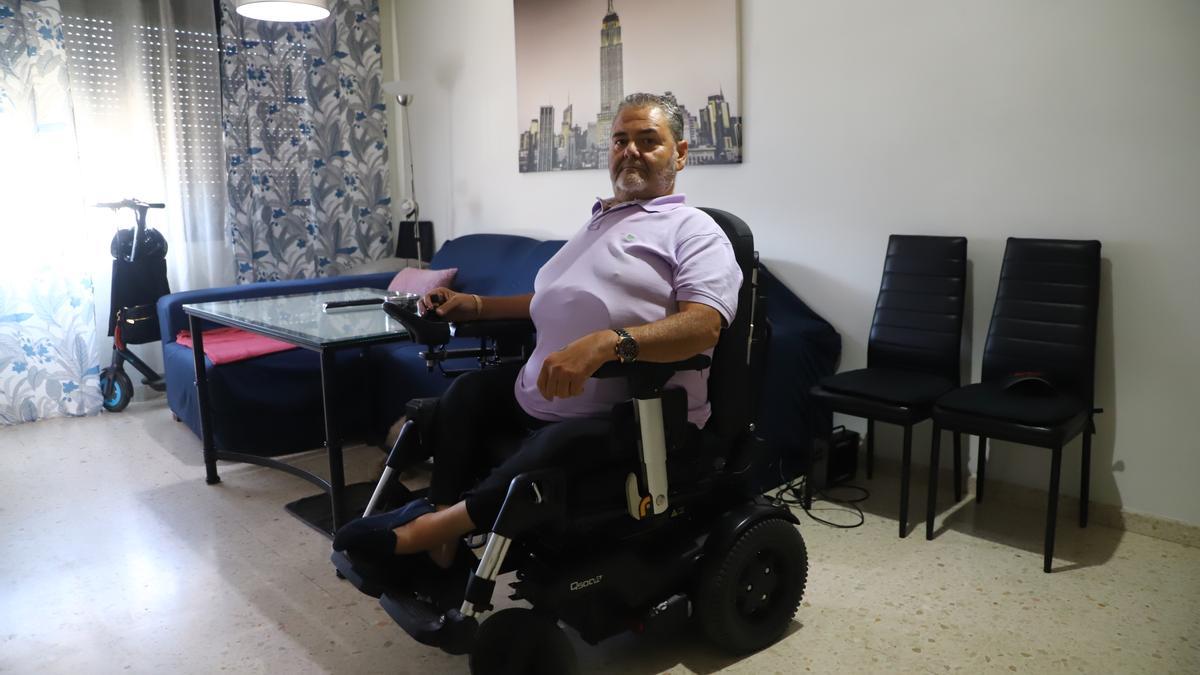 José de Dios Moreno se mueve en silla de ruedas y pide trato igualitario en las ambulancias.