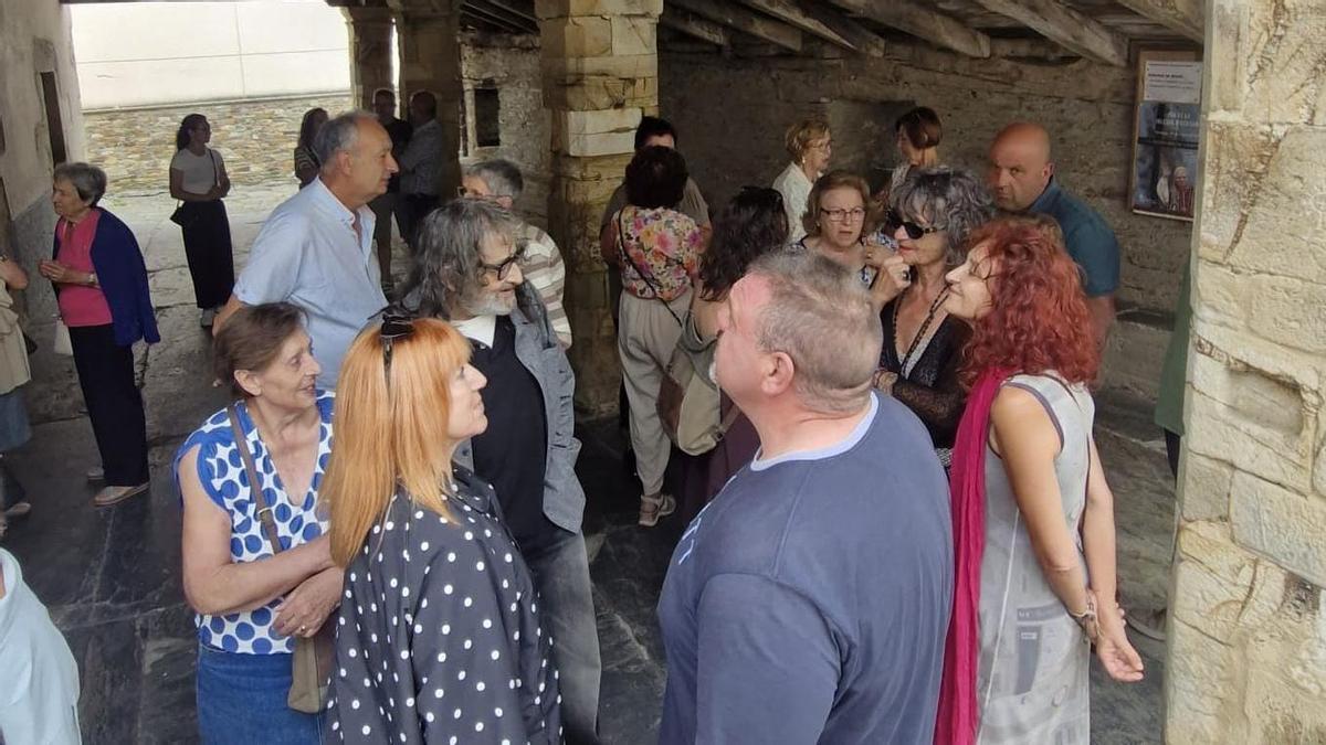 Familiares y amigos de Antonio Trevín en la iglesia de Santa Eulalia de Oscos.