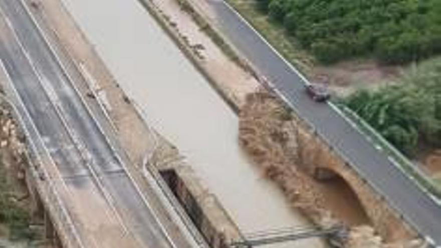 Imatge aèria de la C-12, inundada per l&#039;episodi de pluges, ahir.