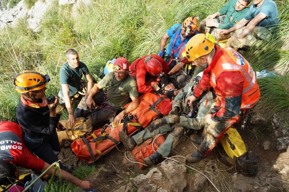 Simulacro de incendio en la cueva de la Campana de Escorca