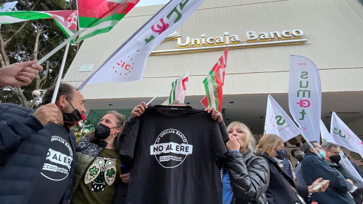 Los trabajadores de Unicaja se manifiestan en Málaga por el ERE