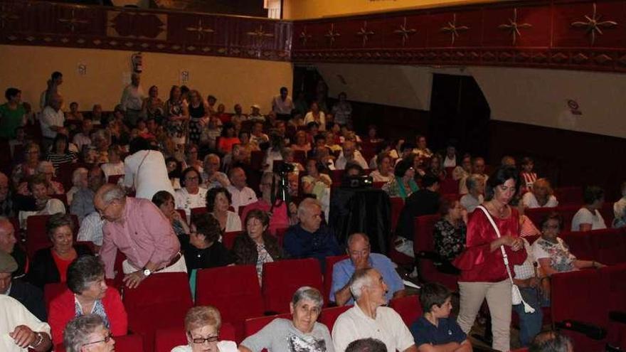 El público saucano completó el aforo del teatro para escuchar el pregón pronunciado por Ángel Rodríguez.