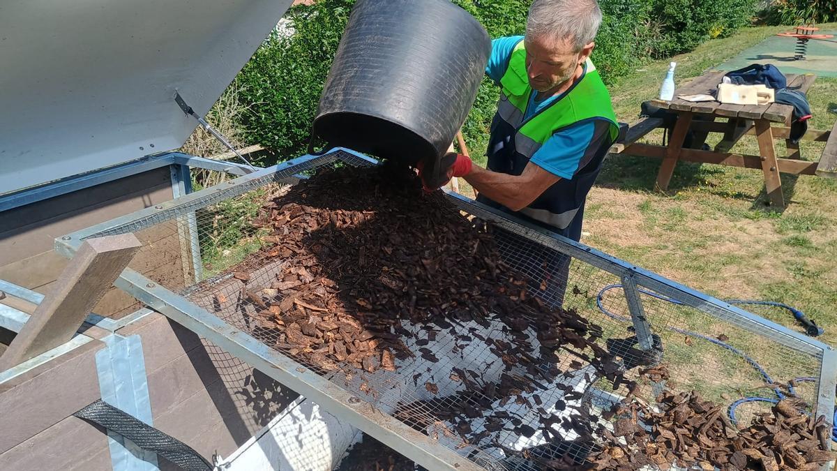 Tareas de compostaje de residuos orgánicos en Urbiés, Mieres