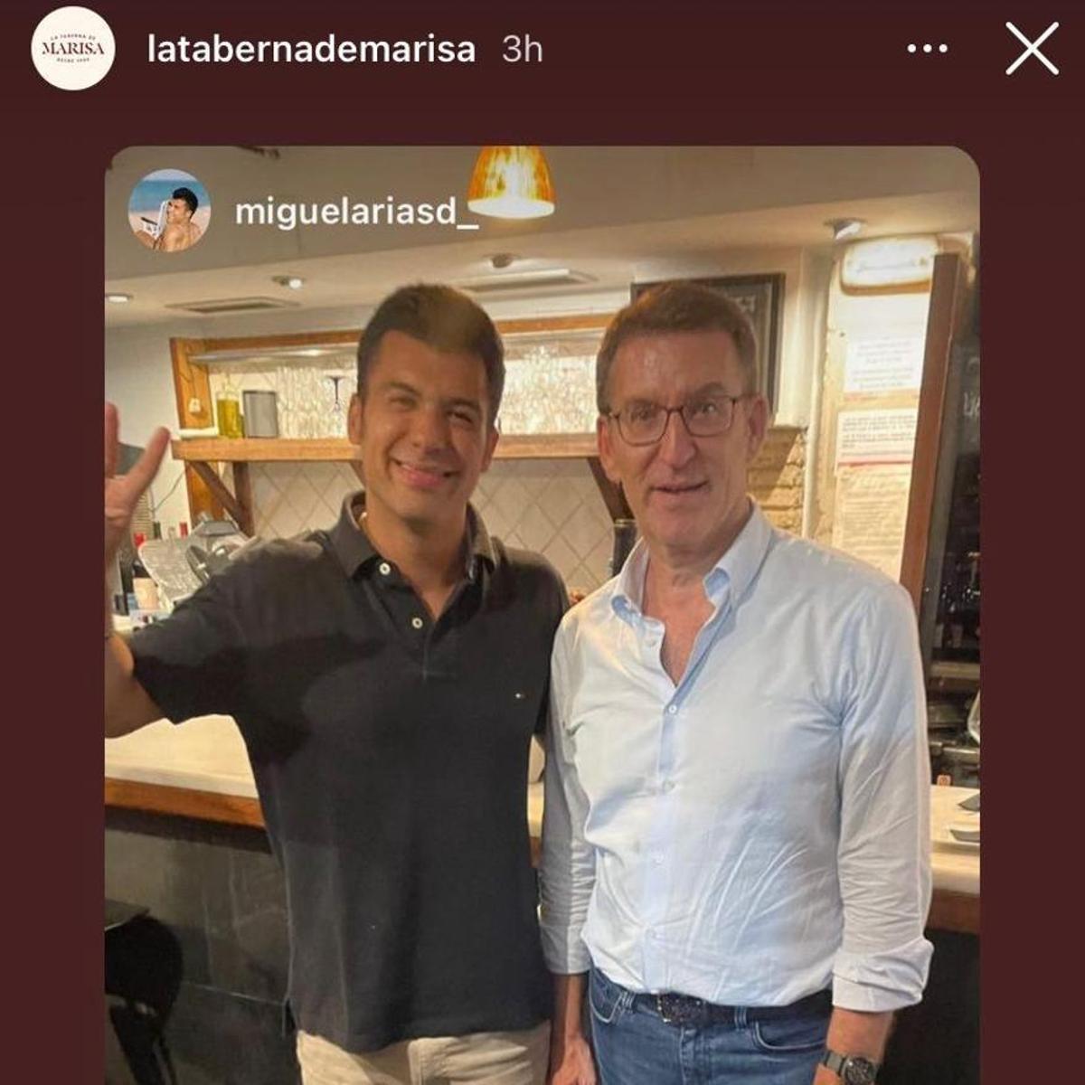 Un cliente se hizo ayer una foto con el presidente del PP en su visita a Valencia.
