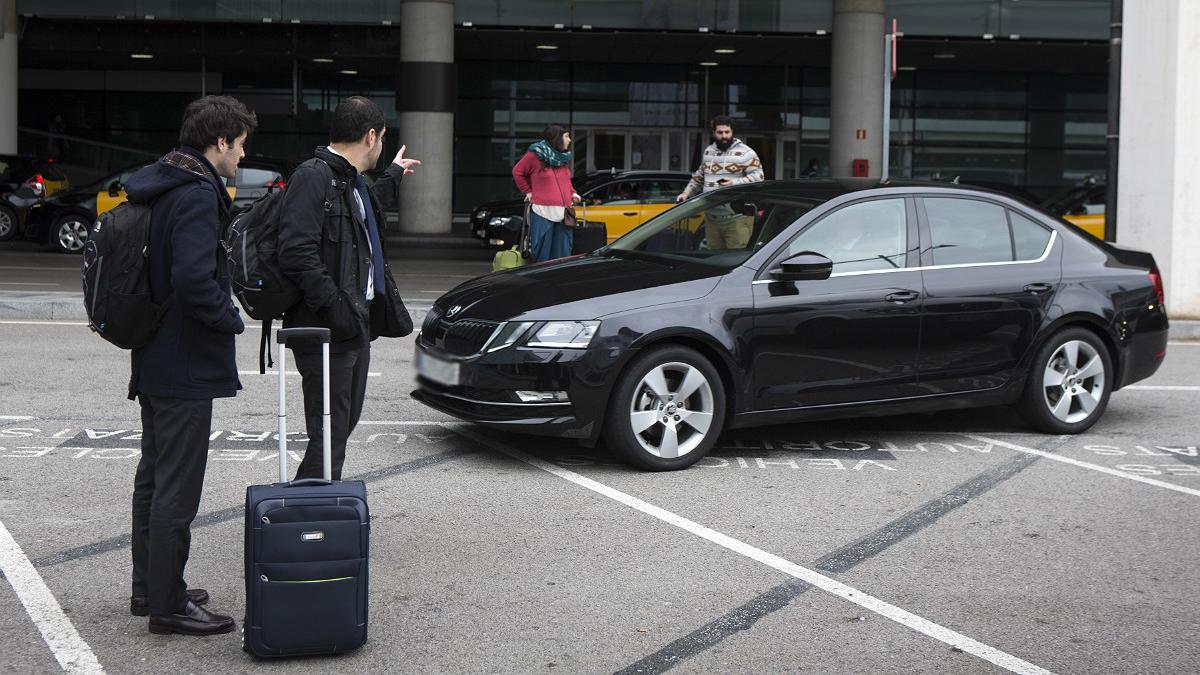 Un coche de Uber en el Aeropuerto de Barcelona.