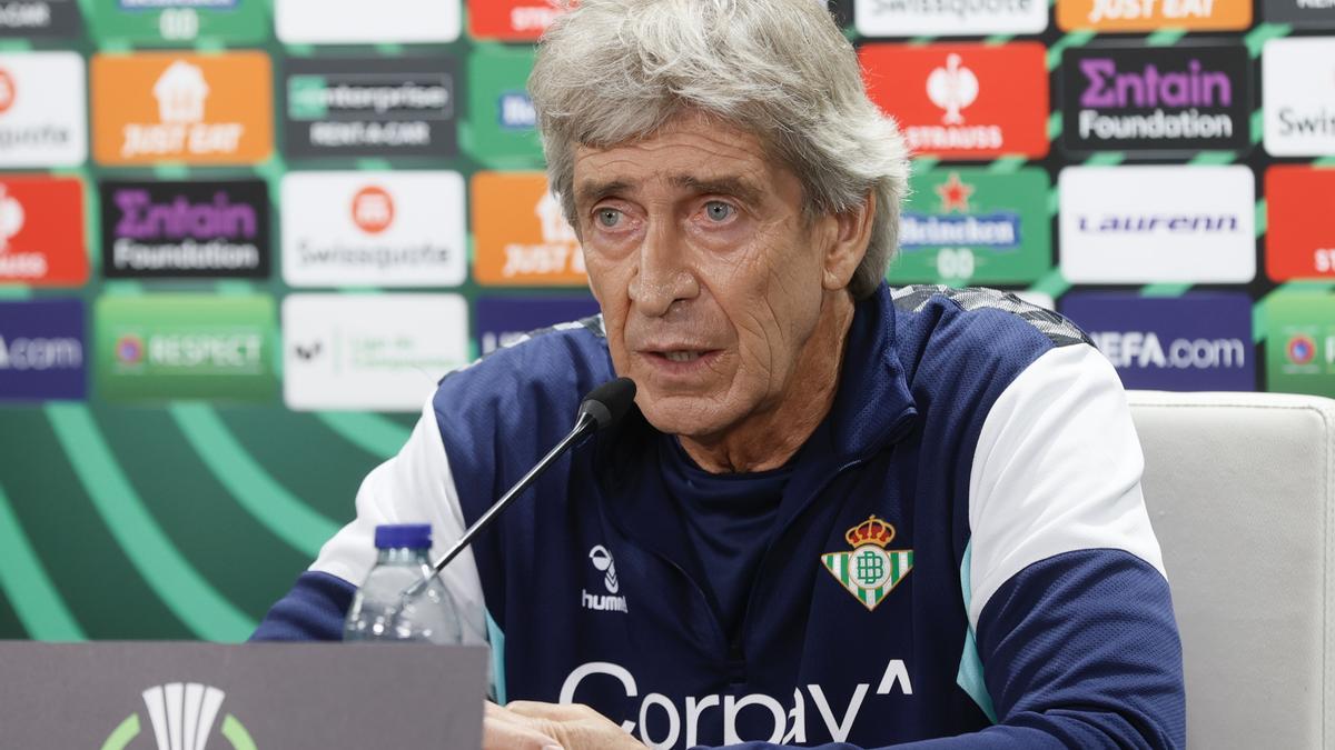 El chileno Manuel Pellegrini durante la rueda de prensa ofrecida este miércoles previa al encuentro del Real Betis ante el Dinamo Zagreb de la Liga Conferencia mañana jueves en el estadio Benito Villamarín en la capital hispalense. EFE/José Manuel Vidal