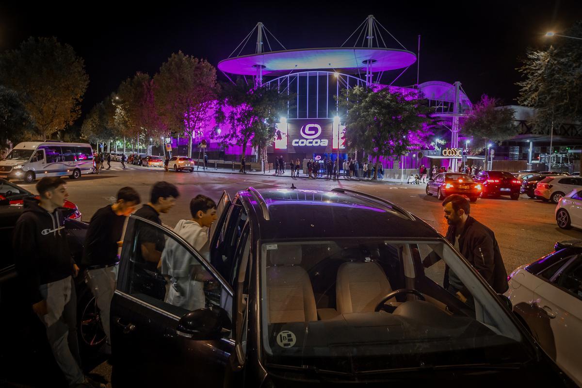 Radiografía de los papijamas, padres y madres que recogen a sus hijos en coche tras una noche de fiesta discotequera