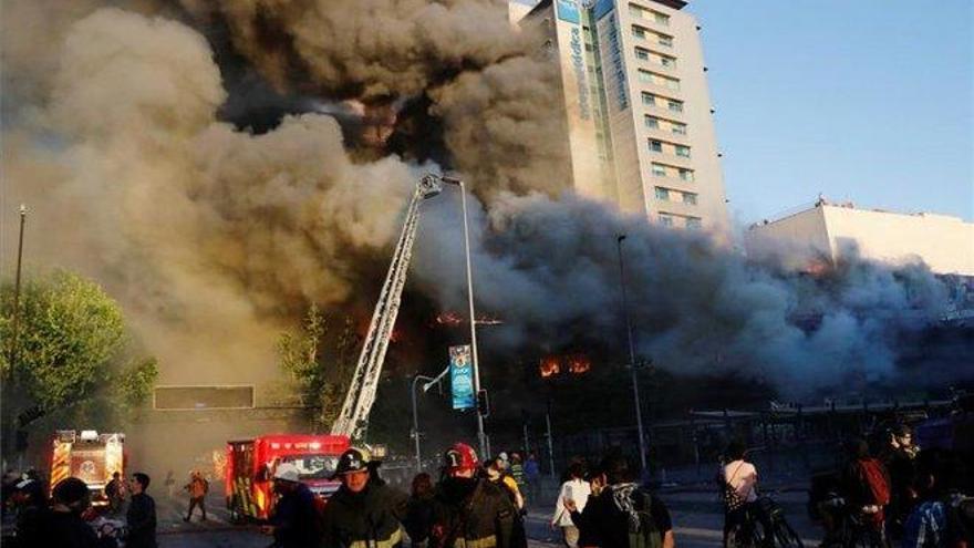 La jornada de protestas en Chile deja saqueos y el incendio de un centro comercial