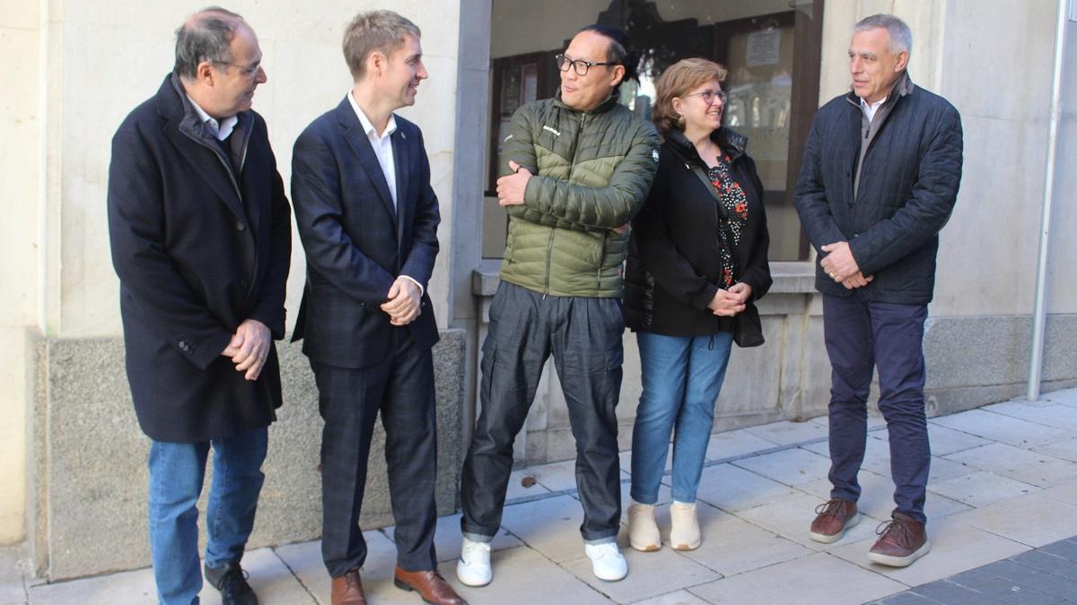 Part de l'equip impulsor del projecte CEBA amb l'alcalde, Jordi Masquef.