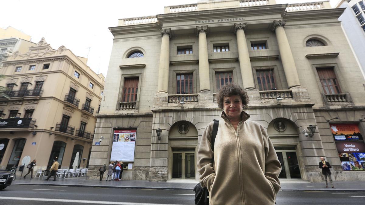 Maria Fernanda D&#039;Ocón, delante del Principal en València.