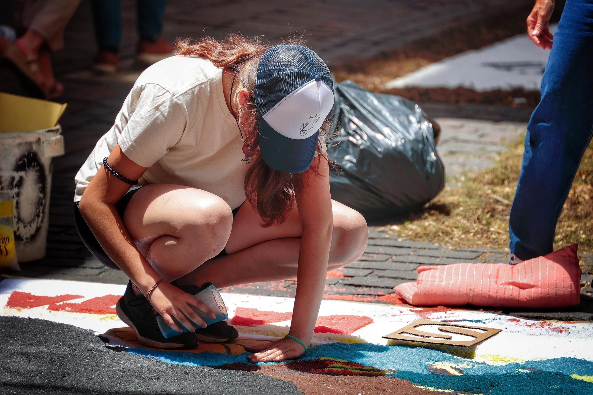 Elaboración de alfombras del Corpus en Santa Cruz