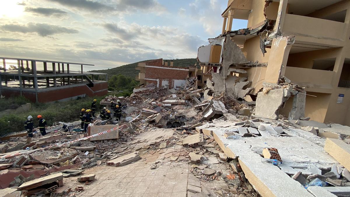 Rescatan con vida a una de las personas atrapadas en el derrumbe de un edificio en Peñíscola