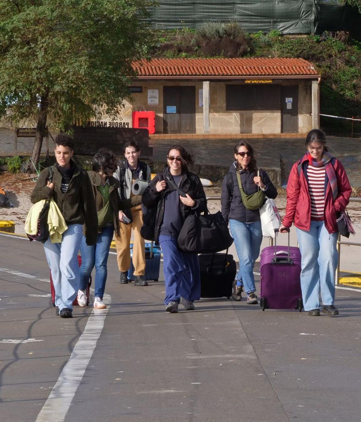 Las cinco cineastas seleccionadas y Celia Rico, ayer, en el muelle de Ons, para embarcar de regreso a Bueu. | FICBueu