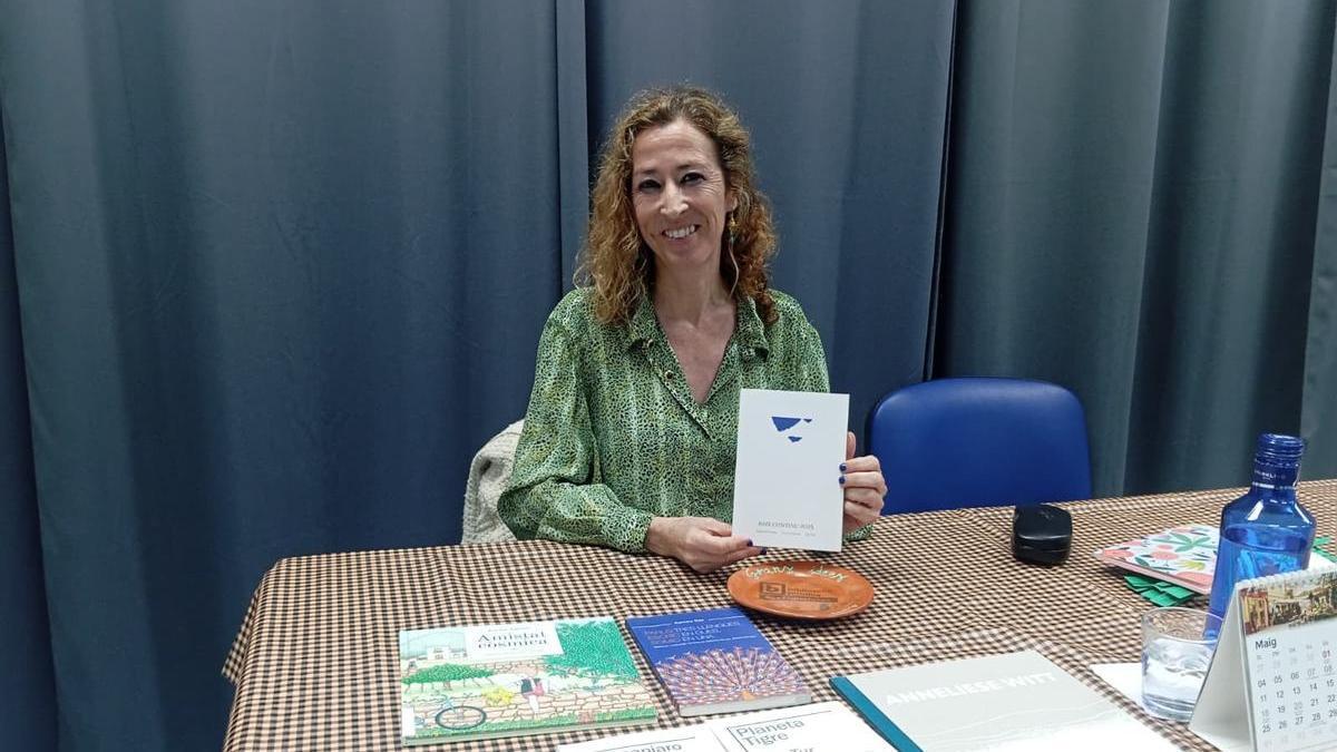 Eva Tur mostra els seus llibres després de la xerrada a la biblioteca de ses Figueretes.