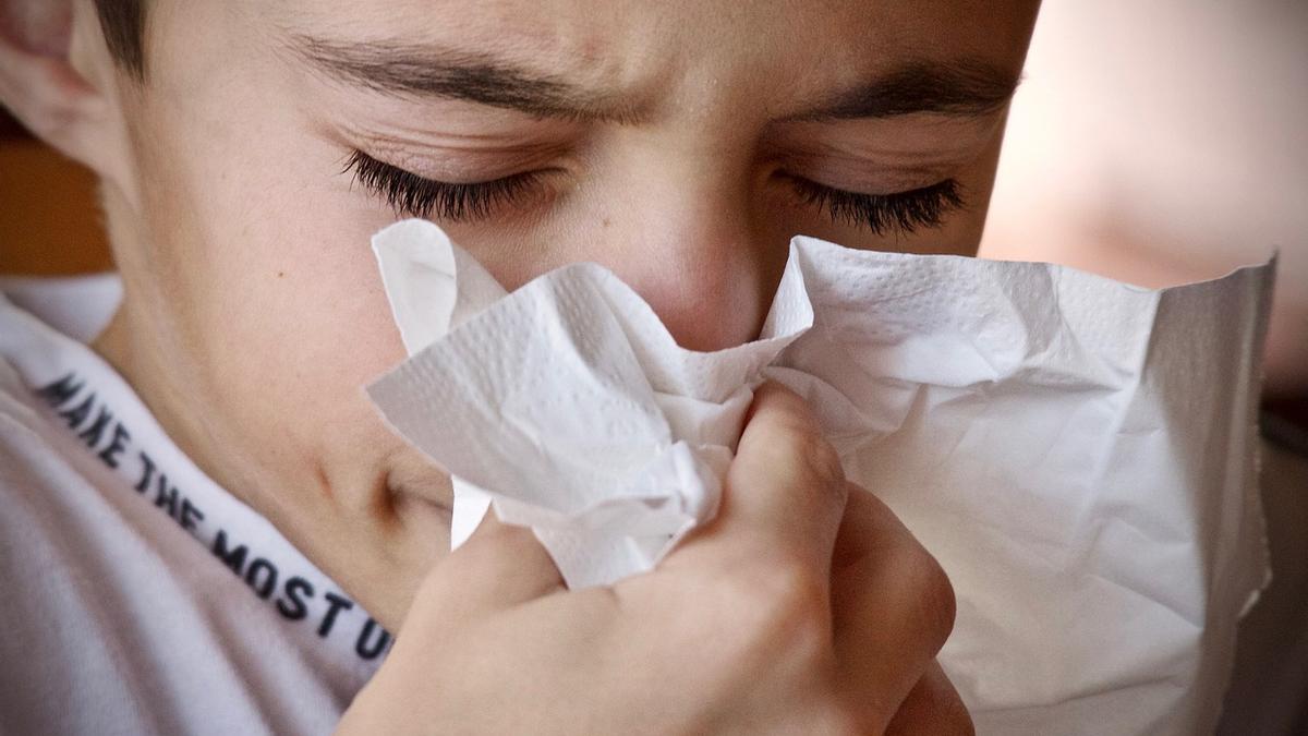 Un joven se limpia la nariz por causa de la alergia en una imagen de archivo