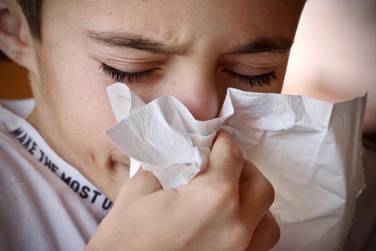 Un joven se limpia la nariz por causa de la alergia en una imagen de archivo