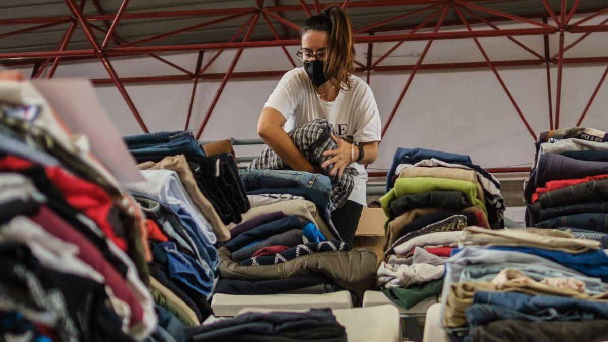 Una voluntaria ordena ropa donada a los damnificados por la erupción volcánica.