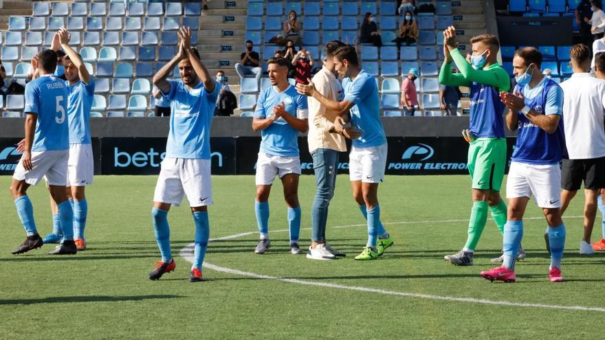 Los jugadores de la UD Ibiza saludan a la afición tras el encuentro en Can Misses